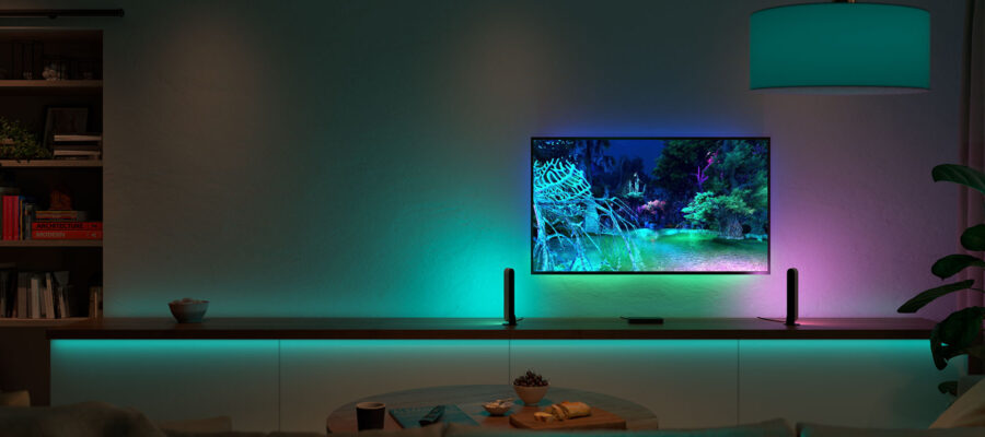 Alcune strisce LED Philips Hue illuminano una stanza