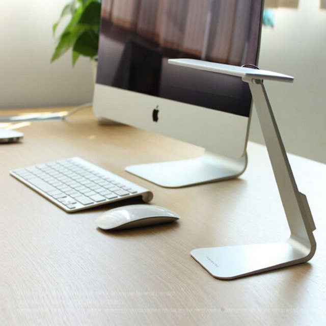 Uno de esos productos colocado cerca de una computadora.