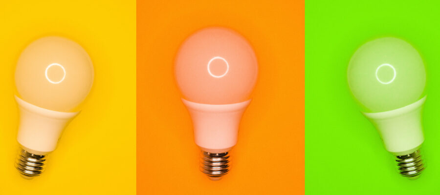 Tre lampadine LED di diverse tonalità